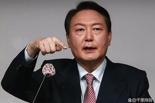 这个大长腿跨度！雄鹿官推晒字母哥翱翔照片：空中字母